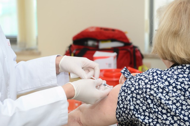 Stuletni pacjenci szczepią się przeciw grypie