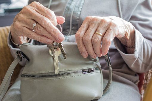Jak przygotować starszą osobą na zamieszkanie w domu seniora?