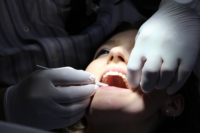 Jak zadbać o zęby w trakcie walki z rakiem?