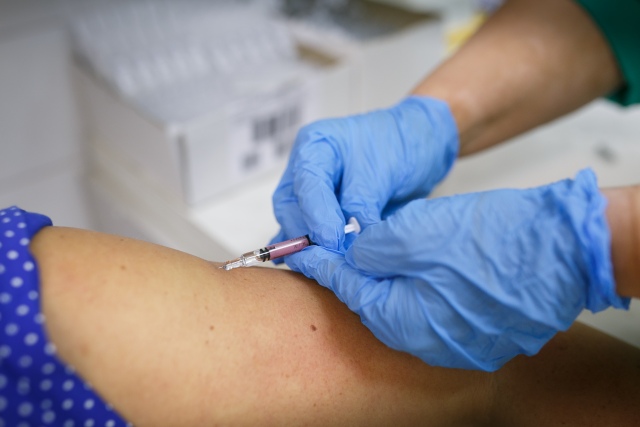 Ministerstwo Zdrowia rozważa pełną refundację szczepień dla osób 75+
