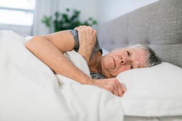 Zaburzenia rytmu snu u osób starszych po 55. roku życia – co robić?