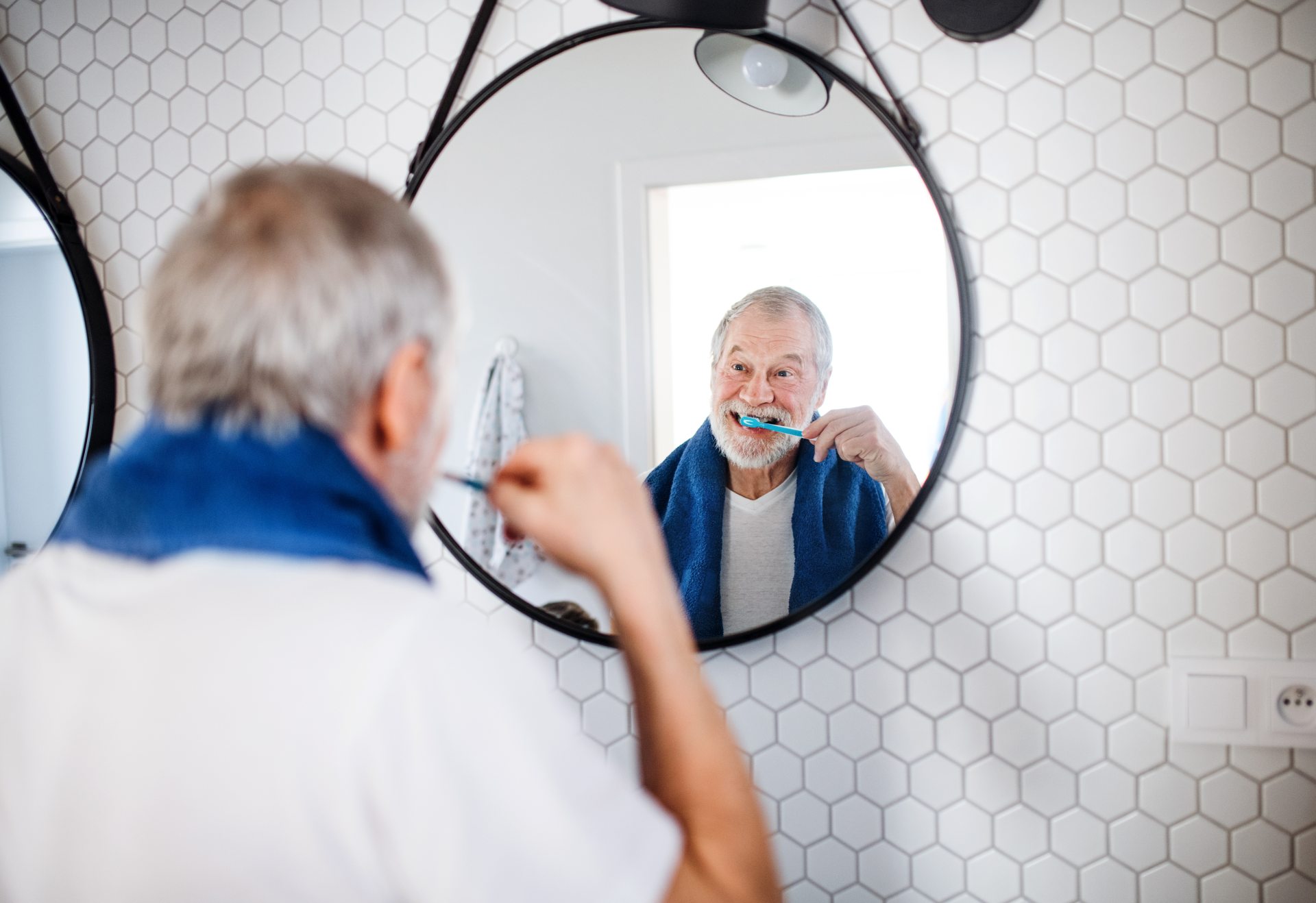 Seniorze, zadbaj o zęby! Unikniesz infekcji i… demencji