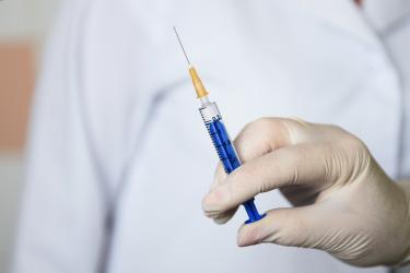 Szczepionkowa karuzela, czyli kto ma się zaszczepić przeciw COVID-19